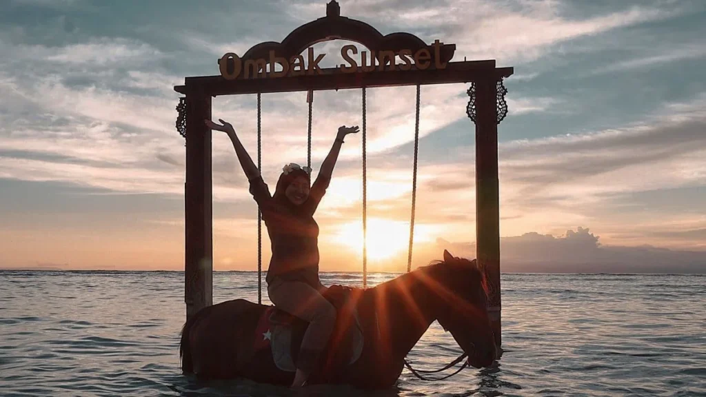 Wisata berkuda saat menjelang sunset di Gili Trawangan dalam Paket Tour Lombok 3H2M A