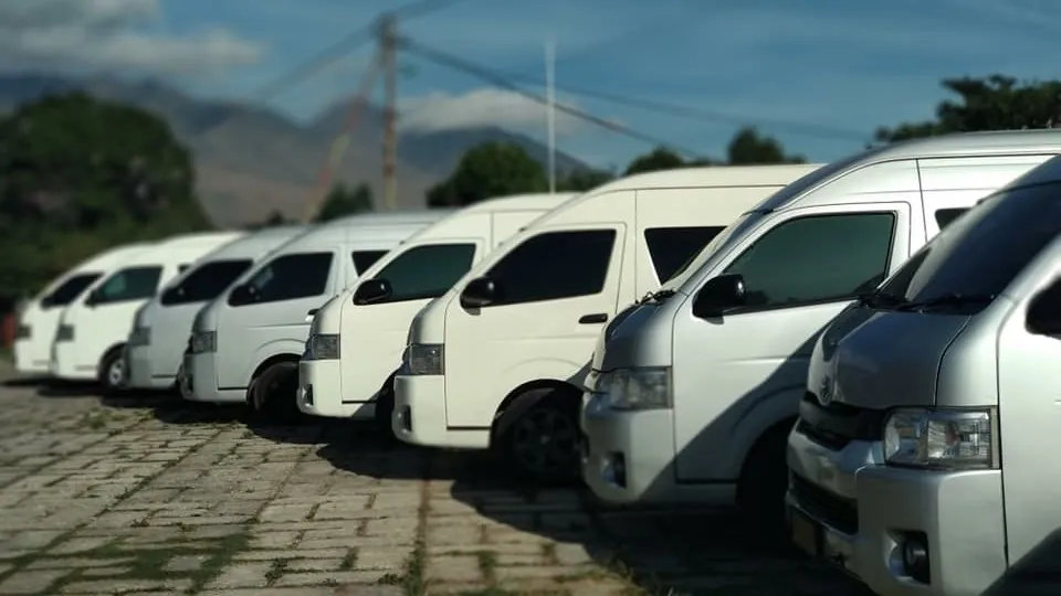 Unit Toyota Hiace bersih dan nyaman untuk jasa sewa mobil di Lombok
