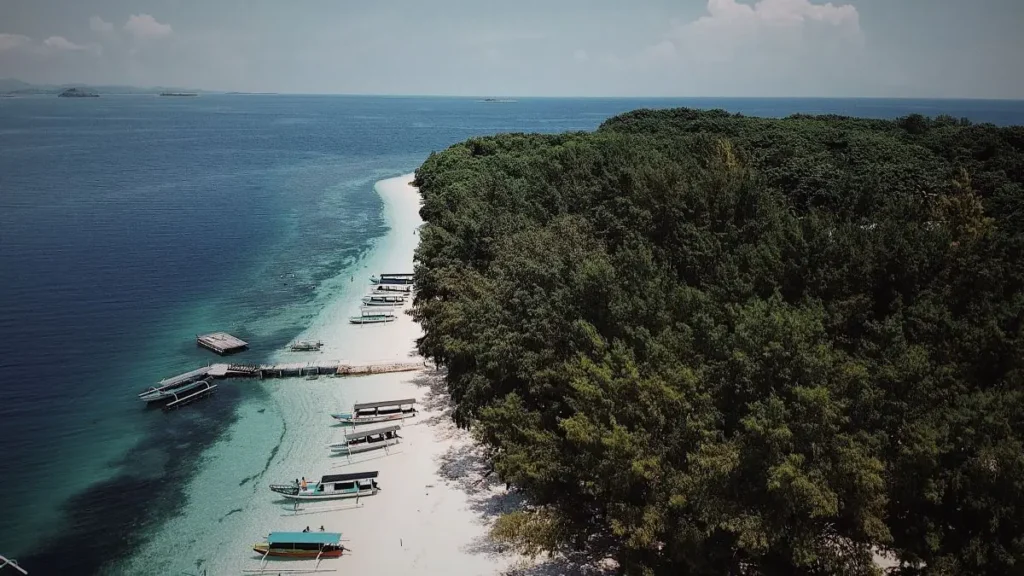 Foto keindahan Gili Nanggu via drone dalam Paket Tour 1 Hari