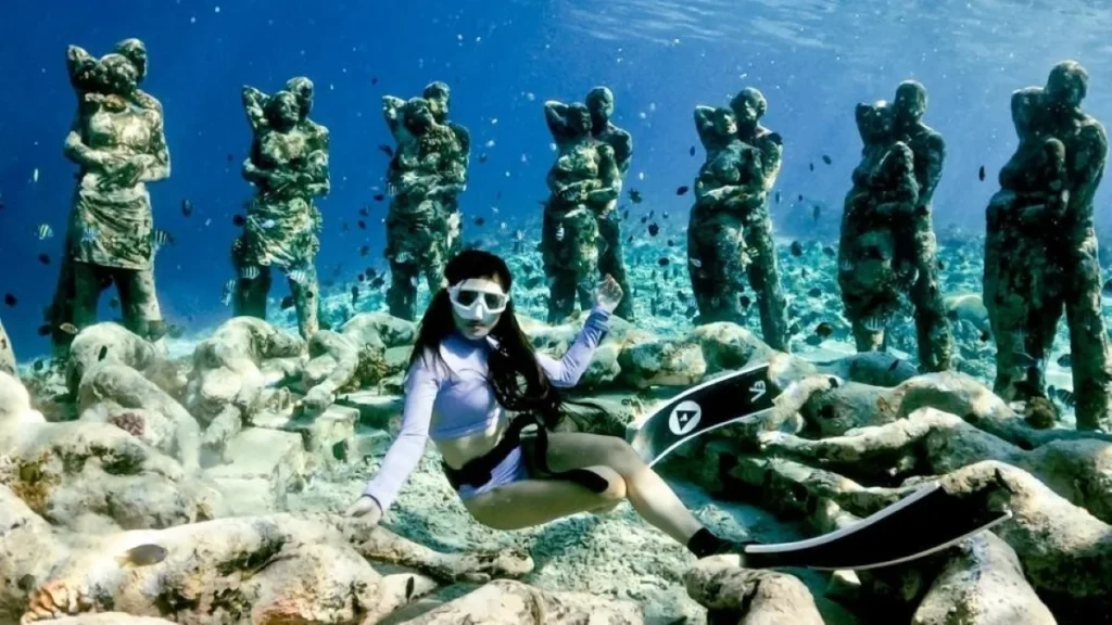 Aktivitas fun snorkeling di patung bawah air Gili Meno untuk Paket Tour Lombok 3H2M B