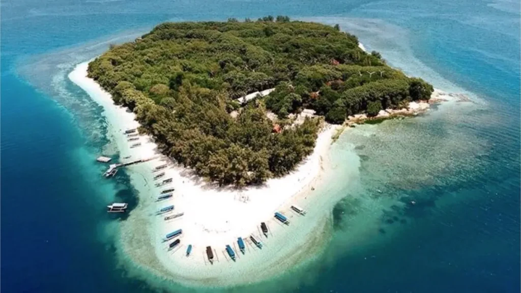 Pemandangan indah Gili Nanggu via kamera udara untuk Paket Tour Lombok 3H2M C