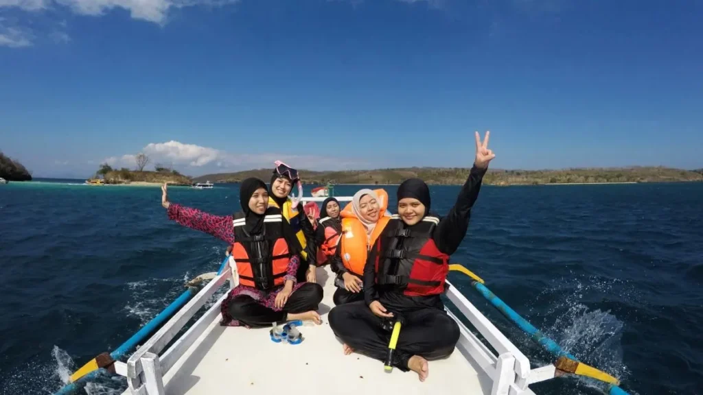 Persiapan diatas boat snorkeling dalam Paket Tour Lombok 3 Hari 2 Malam