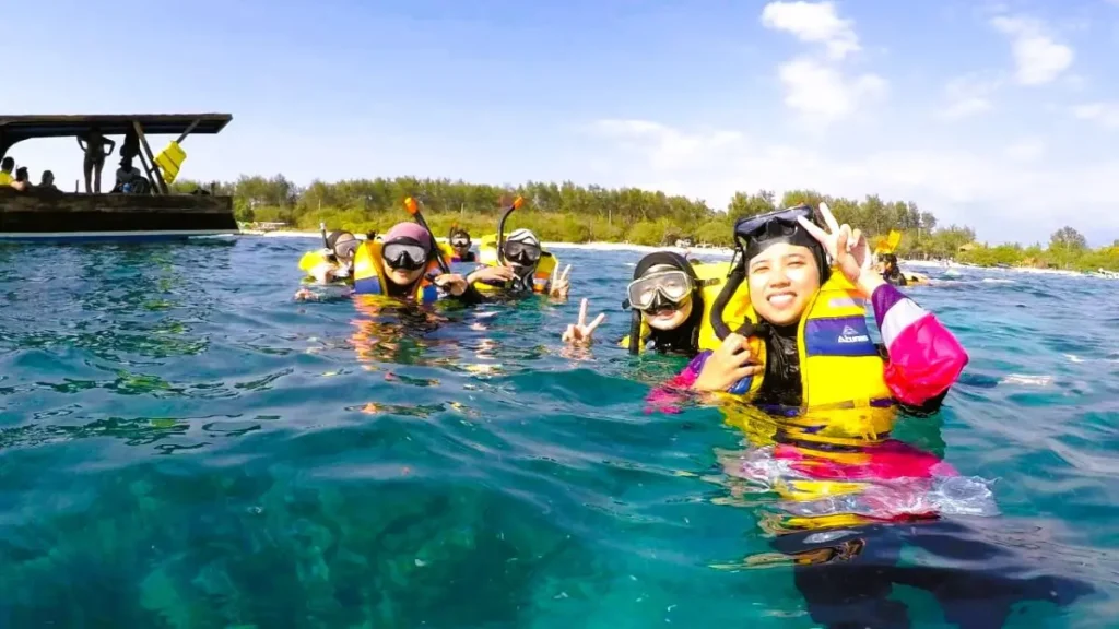 Keseruan menikmati aktivitas fun snorkeling di Gili Trawangan untuk Paket Tour Lombok 4H3M B