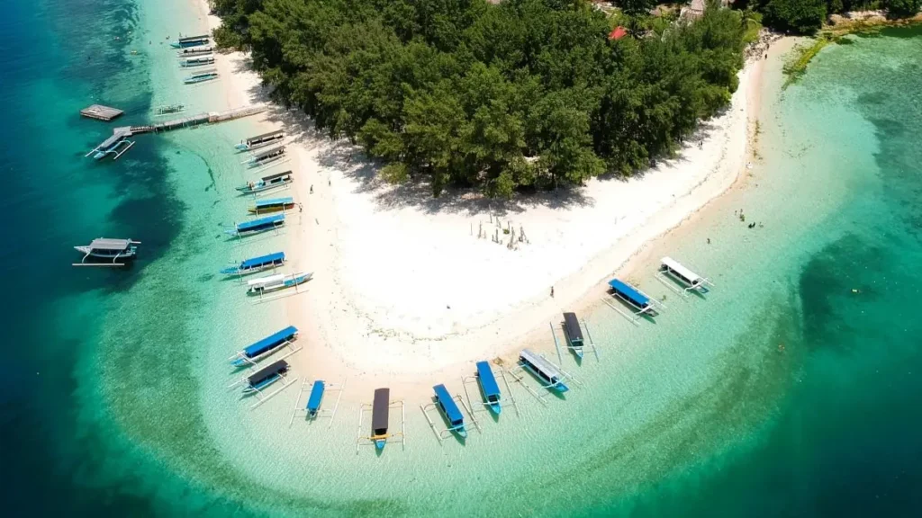 Pemandangan Gili Nanggu dari atas dengan laut biru dan jernih untuk Paket Tour Lombok 4H3M C
