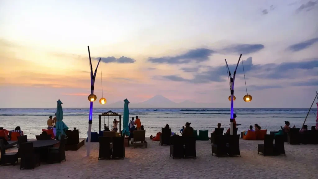 Sunset di Gili Trawangan dengan siluet Gunung Agung Bali di kejauhan untuk Paket Tour Lombok 4H3M E