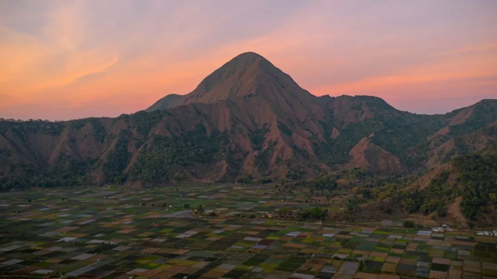 Pemandangan Lembah dan Bukit di Sembalun dalam Paket Tour Sembalun 1 Hari