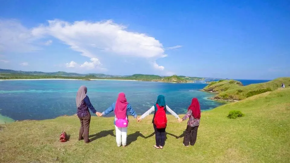 Berfoto dan menikmati pemandangan laut biru dan hijaunya Bukit Merese - Itinerary Hari 1 Paket Tour Lombok 3H2M A