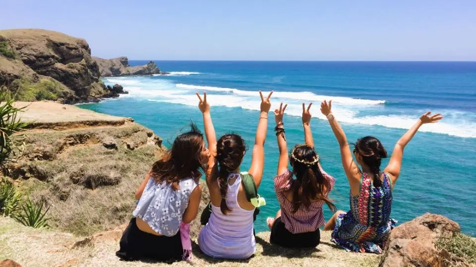 Wisatawan bersantai dan mengabadikan moment seru di Bukit Merese - Itinerary Hari 1 Paket Tour Lombok 3H2M E