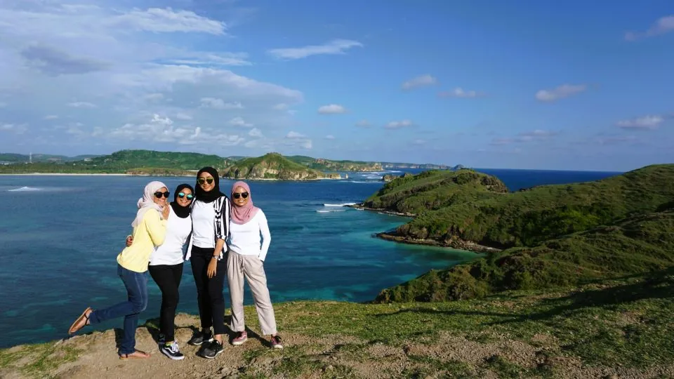 Keseruan wisatawan saat berfoto di Bukit Merese - Itinerary Hari 1 Paket Tour Lombok 4H3M B