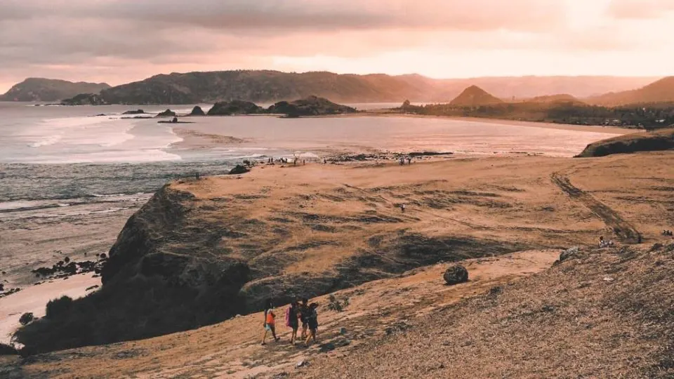 Sunset indah di Bukit Merese dengan view laut selatan Lombok – Itinerary Hari 1 Paket Tour Lombok 5H4M A