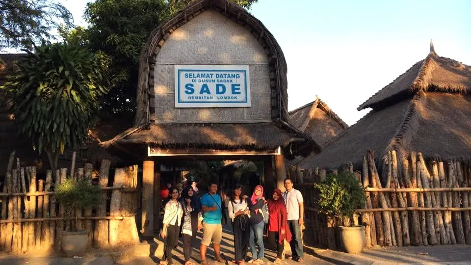 Gerbang Desa Sade Lombok – Itinerary Hari 1 Paket Tour Lombok 4H3M D