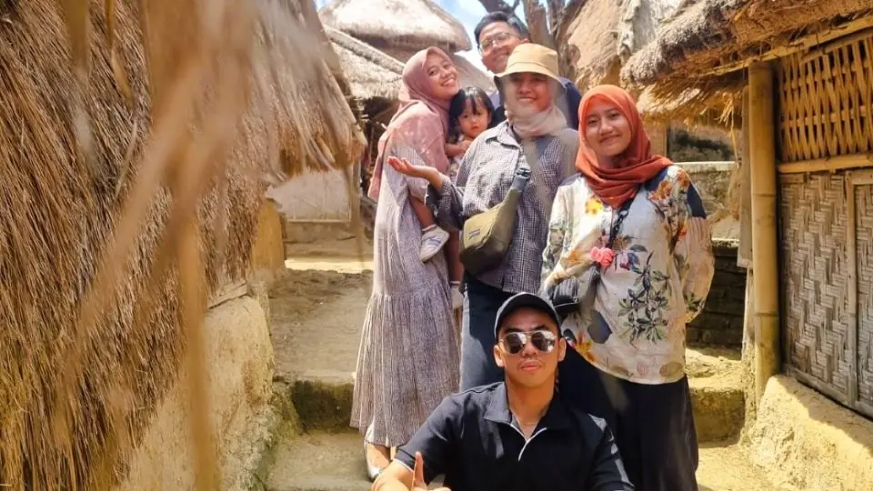 Wisatawan mengunjungi Desa Sade melihat rumah tradisional Sasak –  Itinerary Hari 1 Paket Tour Lombok 5H4M B