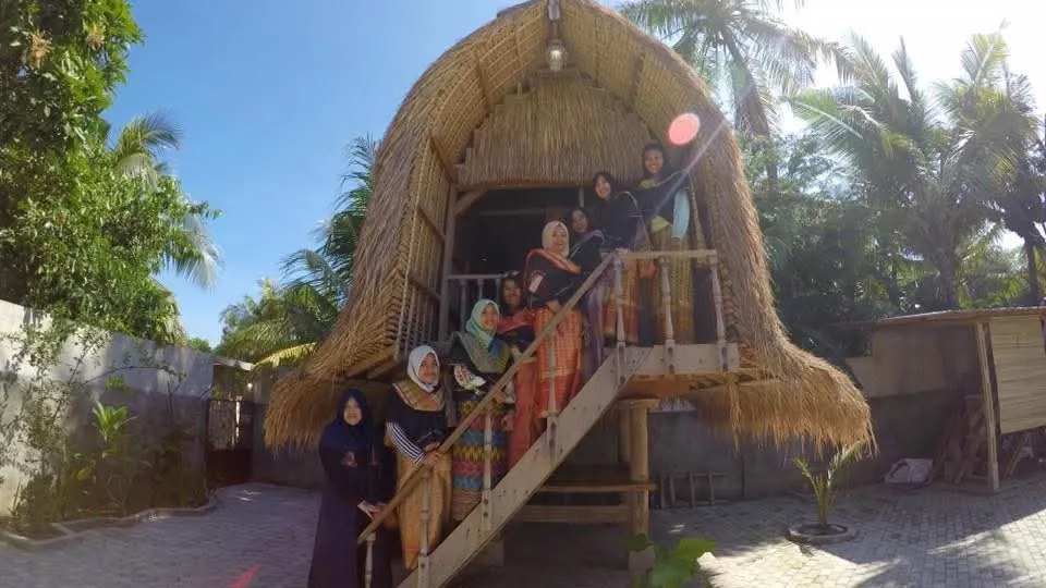 Wisatawan berfoto dengan menggunakan baju tradisional Lombok di Desa Sukarara - Itinerary Hari 1 Paket Tour Lombok 3H2M D