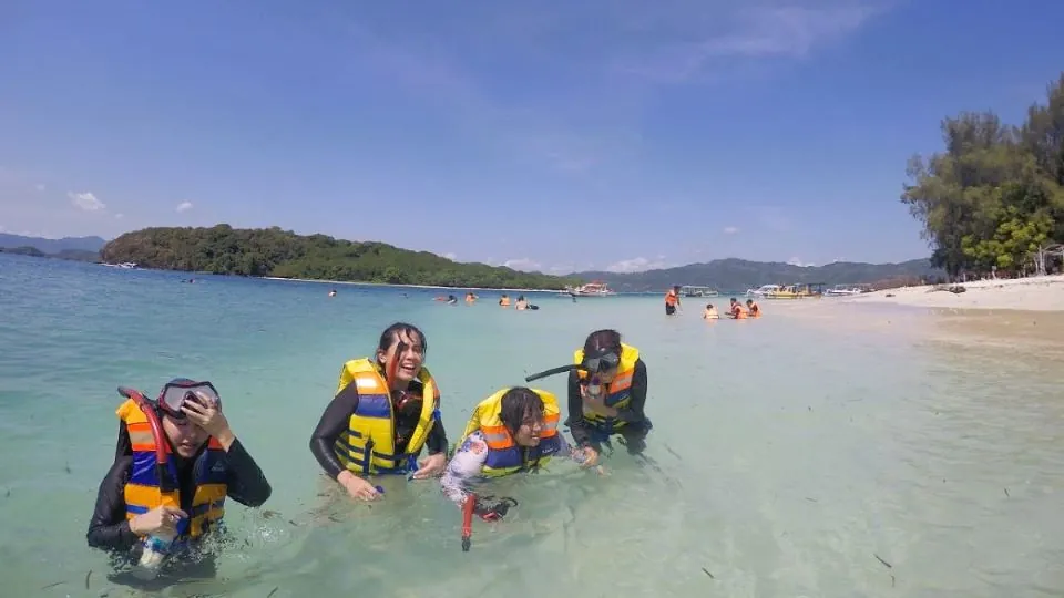 Aktivitas fun snorkeling di Gili Nanggu - Itinerary Hari 1 Paket Tour Lombok 2H1M B