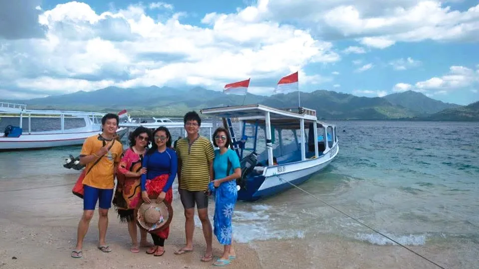 Wisatawan bersiap naik boat untuk snorkeling di Gili Trawangan Lombok – itinerary Hari 1 Paket Tour Lombok 2H1M A.