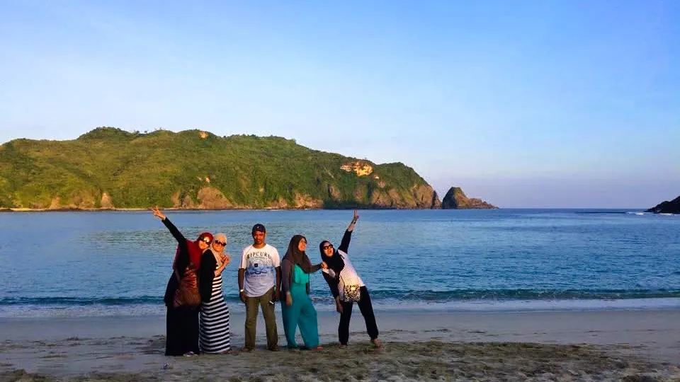 Menikmati suasana santai di Pantai Kuta Lombok - Itinerary Hari 1 Paket Tour Lombok 4H3M A.