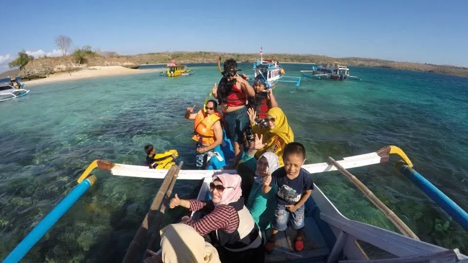 Family Trip Pantai Pink - Itinerary Hari 1 Paket Tour Lombok 2H1M C