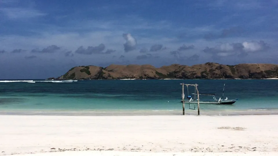 Pantai Tanjung Aan dengan ayunan dan pasir putih – Itinerary Hari 1 Paket Tour Lombok 4H3M E