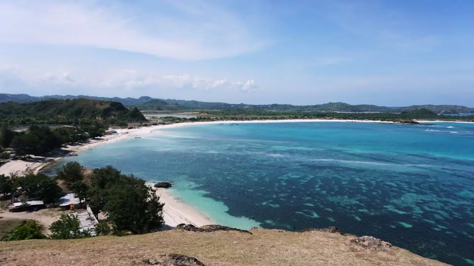 Pemandangan Tanjung Aan dari atas Bukit Merese - Itinerary Hari 2 Paket Tour Lombok 2H1M C