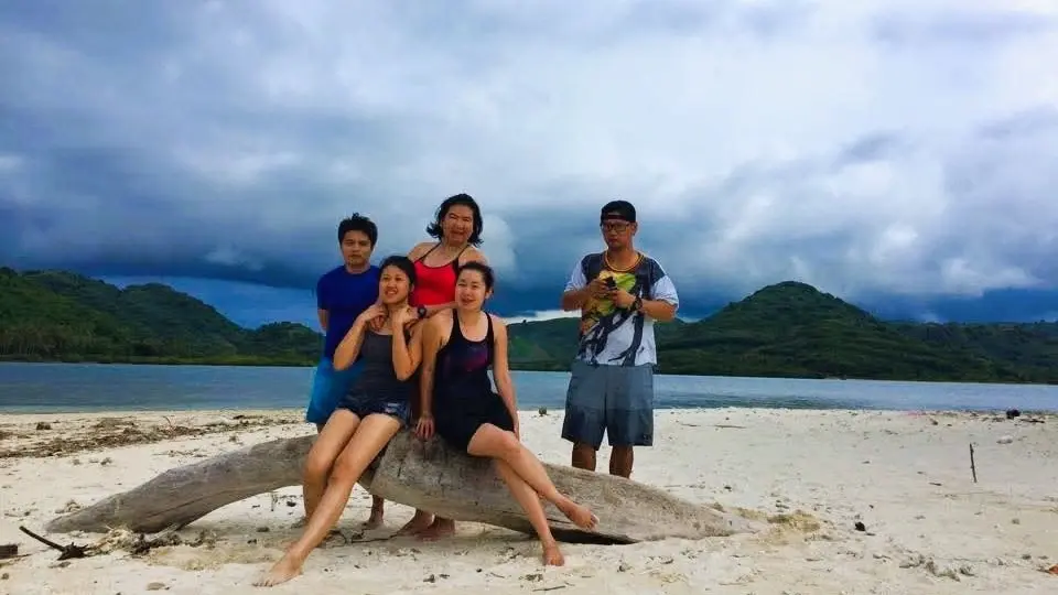 Menikmati suasana santai di pinggir Pantai Gili Nanggu - Itinerary Hari 2 Paket Tour Lombok 3H2M C