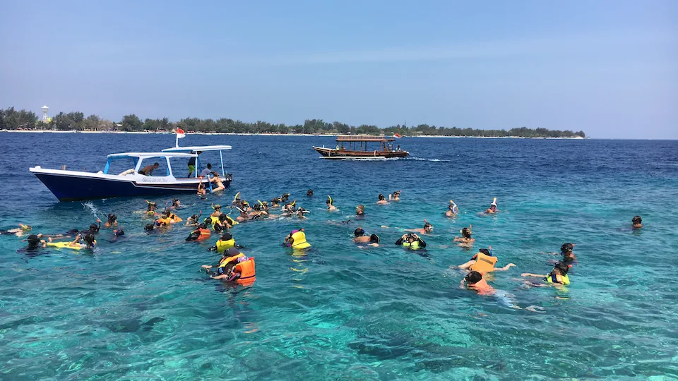 Aktivitas wisatawan snorkeling di Gili Trawangan - Itinerary Hari 2 Paket Tour Lombok 3H2M B