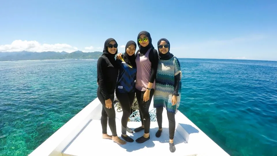 Bersiap di atas boat untuk snorkeling di Gili Trawangan - Itinerary Hari 2 Paket Tour Lombok 4H3M B
