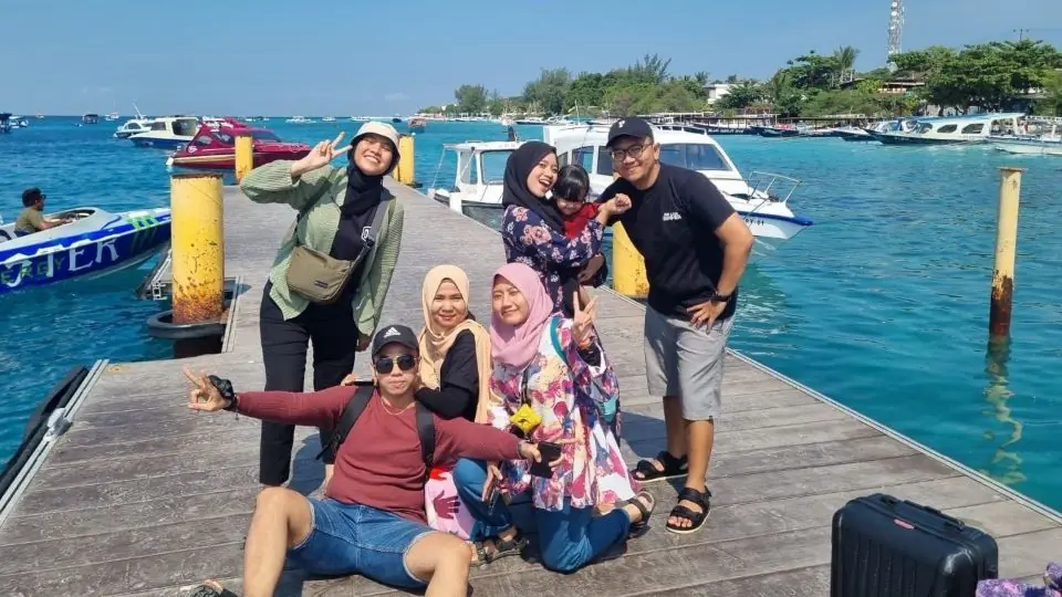 Wisatawan tiba di dermaga Gili Trawangan, Lombok – Itinerary Hari 2 Paket Tour Lombok 5H4M B