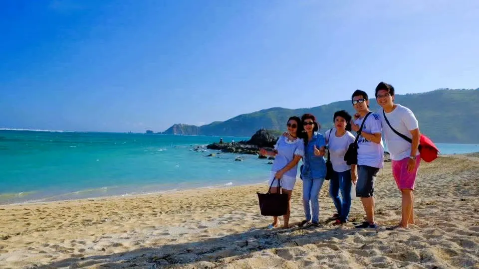Wisatawan berfoto di Pantai Kuta Mandalika Lombok – itinerary Hari 2 Paket Tour Lombok 2H1M A.