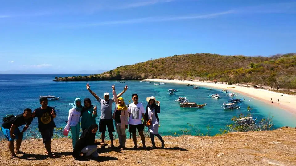 Wisatawan menikmati indahnya Pantai Pink Lombok – Itinerary Hari 2 Paket Tour Lombok 4H3M D