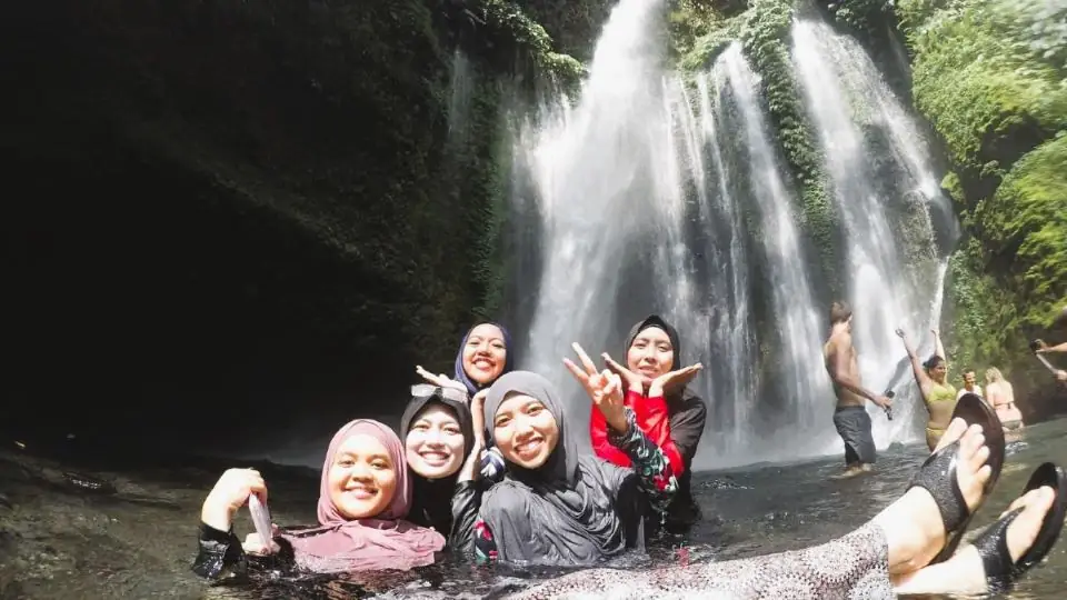 Wisatawan menikmati sejuknya Air Terjun Tiu Kelep Lombok Utara - Itinerary Hari 2 Paket Tour Lombok 4H3M A