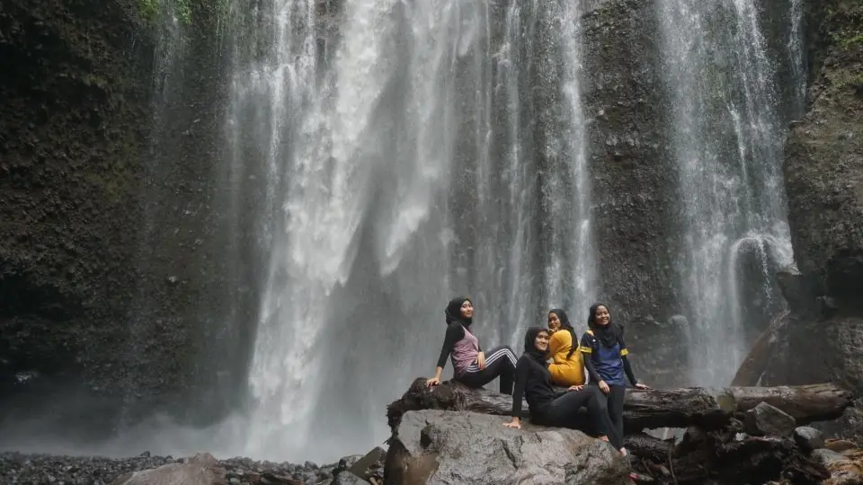 Petualangan seru ke Air Terjun Tiu Kelep Lombok Utara - Itinerary Hari 3 Paket Tour Lombok 4H3M B