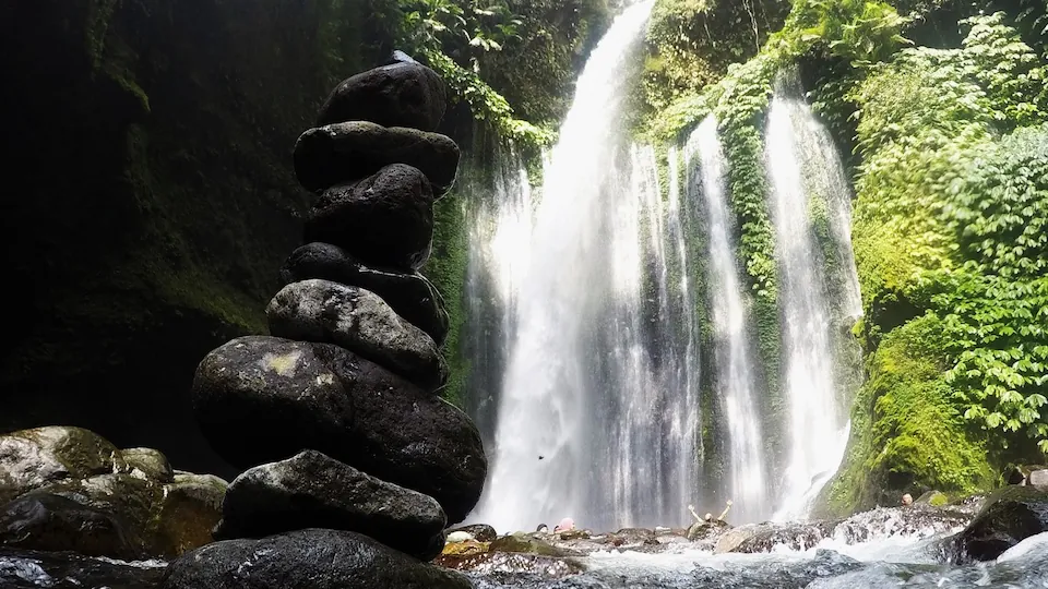 Derasnya aliran Air Terjun Tiu Kelep Senaru Lombok Utara – Itinerary Hari 3 Paket Tour Lombok 4H3M C