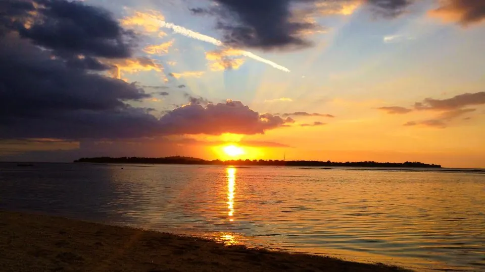 Menyaksikan moment sunrise di Gili Trawangan - Itinerary Hari 3 Paket Tour Lombok 3H2M E