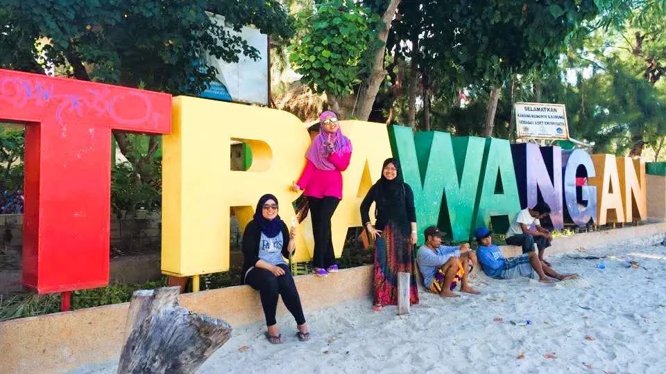 Wisatawan mengabadikan momen dengan berfoto di Landmark Gili Trawangan Lombok - Itinerary Hari 1 Paket Tour Lombok 4H3M A