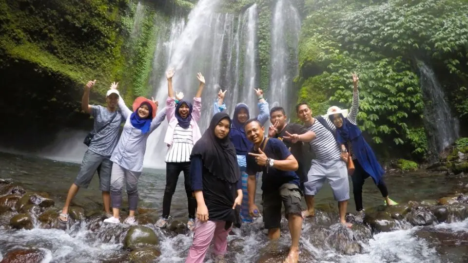 Wisatawan menikmati Air Terjun Tiu Kelep di Senaru - Itinerary Hari 3 Paket Tour 4H3M D