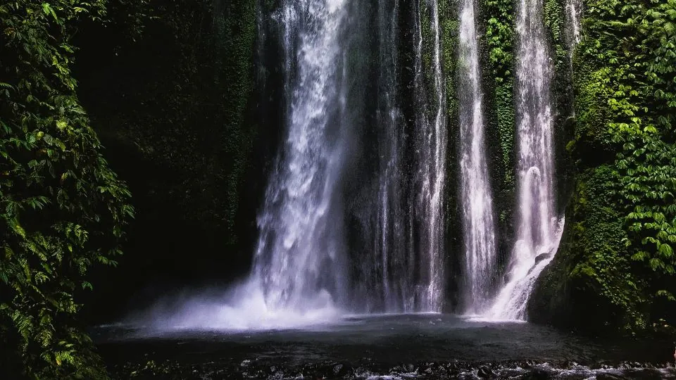Keindahan kolam alami di bawah Air Terjun Tiu Kelep, Lombok – Itinerary Hari 3 Paket Tour Lombok 5H4M A