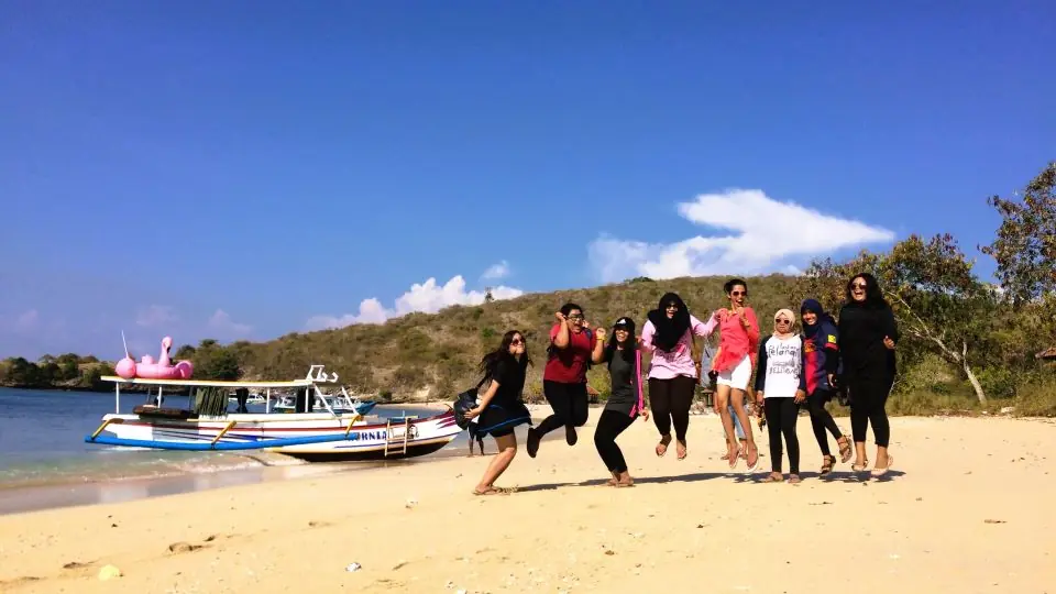 Keseruan wisatawan berfoto di Pantai Pink Lombok – Itinerary Hari 4 Paket Tour Lombok 5H4M B