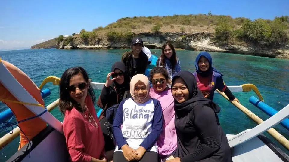 Keseruan wisatawan diatas boat saat menuju Pantai Pink Lombok - Itinerary Paket Tour 1 Hari Gili Nanggu