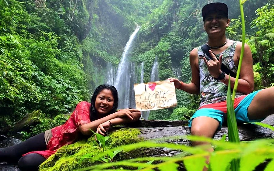 Pasangan berlibur di air terjun Lombok bersama Lombok Travelmate