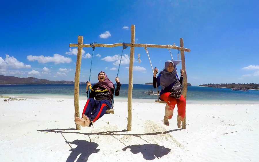 Bermain ayunan di pantai pulau Gili, tour harian Lombok