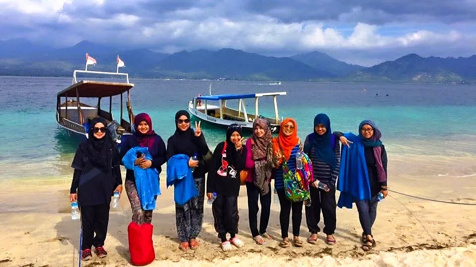 Rombongan tamu Lombok Travelmate di pantai Gili Trawangan sebelum naik boat