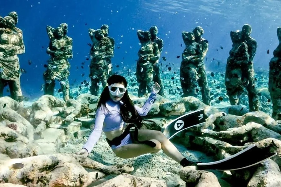 Snorkeling di patung bawah laut Gili, Paket Tour Lombok 3 Hari 2 Malam B