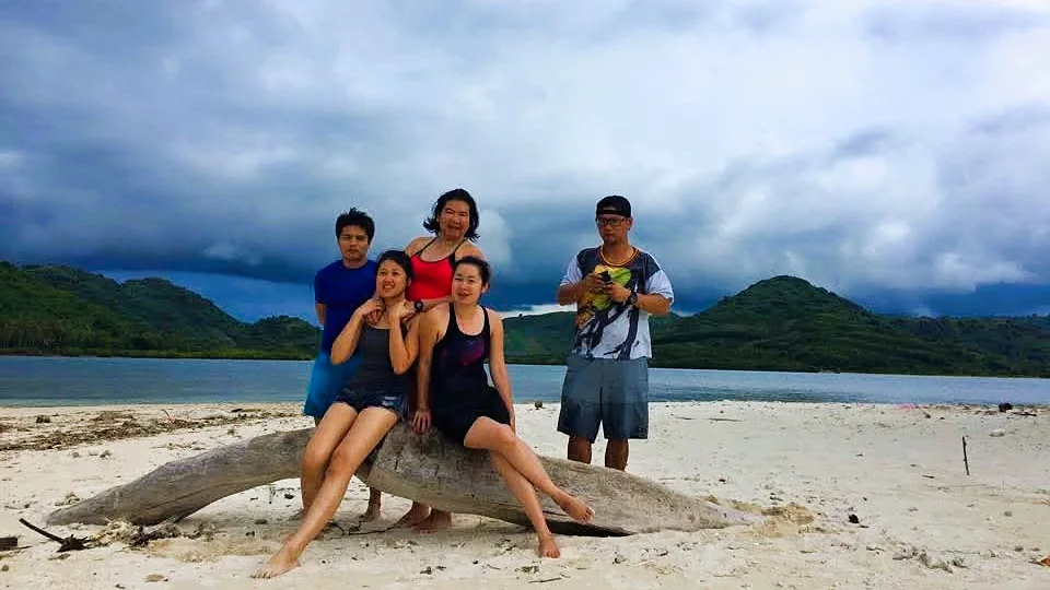 Tamu Lombok Travelmate bersantai di pantai Gili Nanggu
