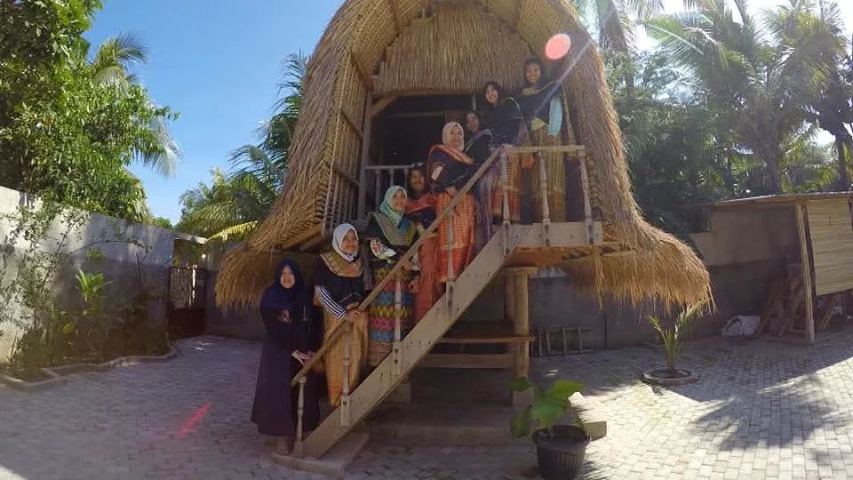 Tamu Lombok Travelmate di rumah adat lumbung Sasak, Lombok
