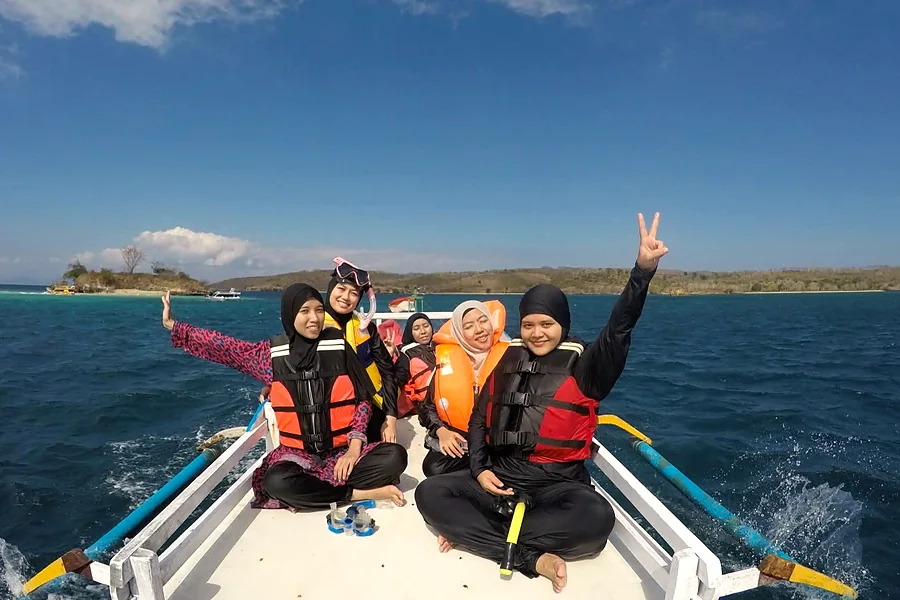Naik boat menuju Pantai Pink, Paket Tour Lombok 3 Hari 2 Malam D