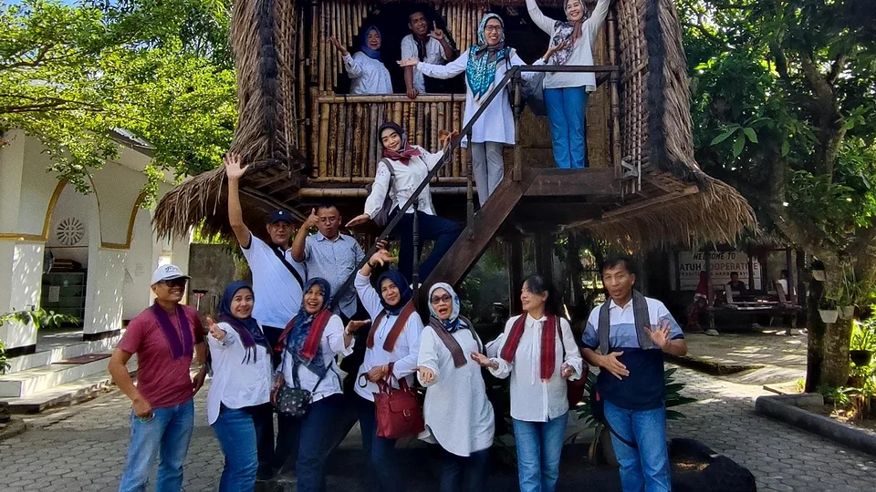 Tamu Lombok Travelmate di depan rumah adat lumbung Sasak, Lombok