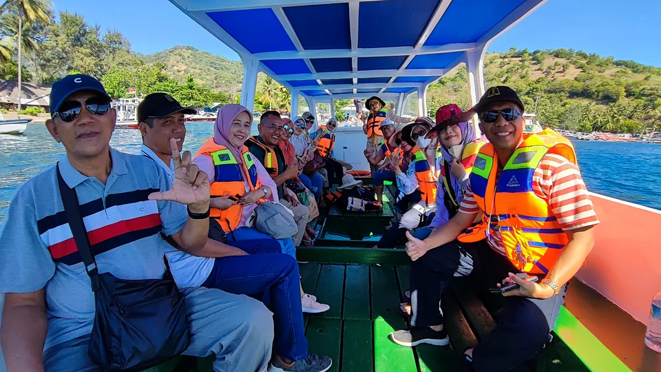 Rombongan tamu Lombok Travelmate di boat menuju Gili Trawangan
