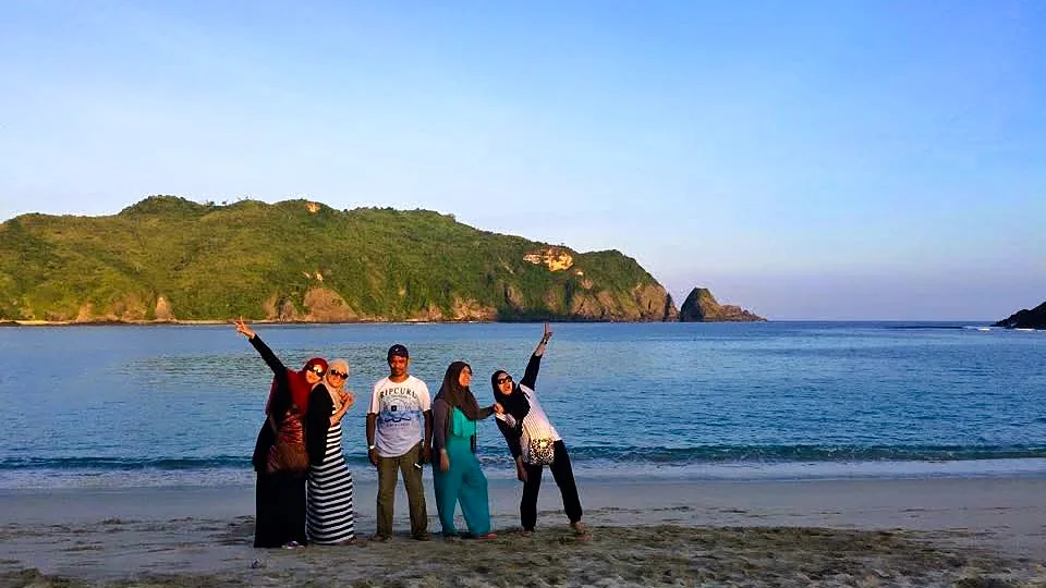 Tamu Lombok Travelmate di Pantai Tanjung Aan, Lombok