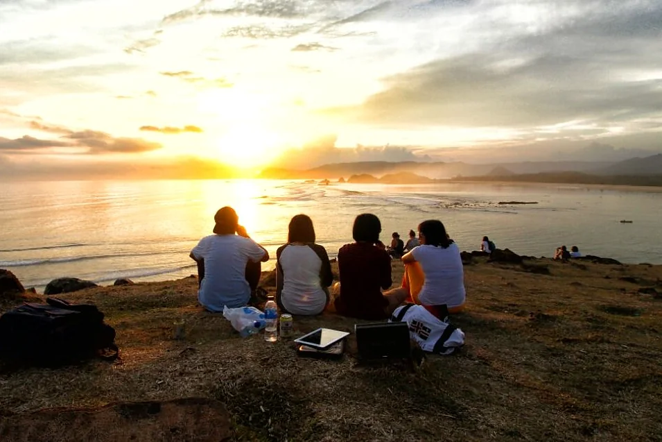 Menikmati sunset di bukit pinggir pantai Lombok, Paket Tour Lombok 4 Hari 3 Malam A