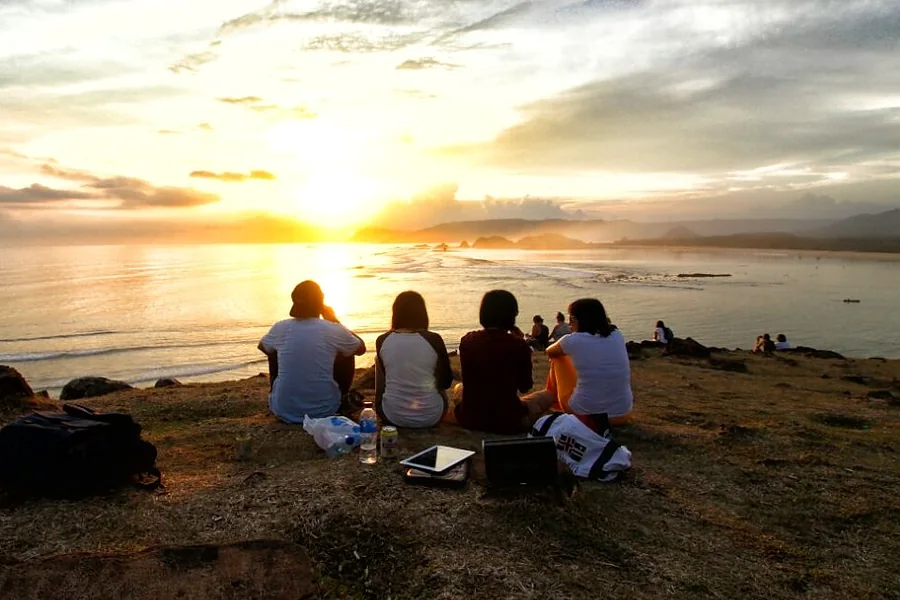 Menikmati sunset di bukit pinggir pantai Lombok, Paket Tour Lombok 4 Hari 3 Malam A